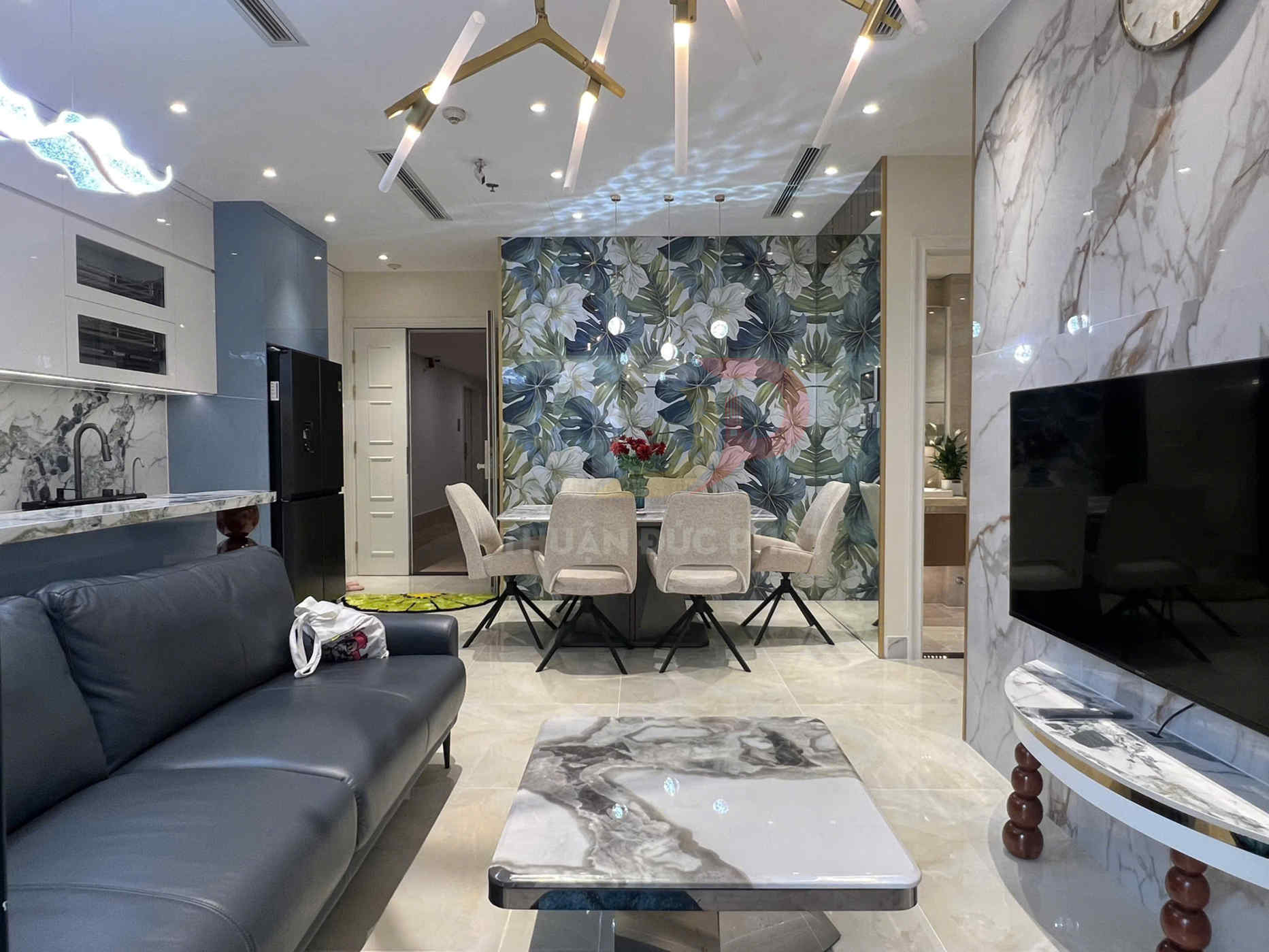 Bán căn hộ Vinhomes Golden River Lux 6 full nội thất cao cấp 1 phòng ngủ diện tích 50.7m2 view nội khu giá 10.9 tỷ