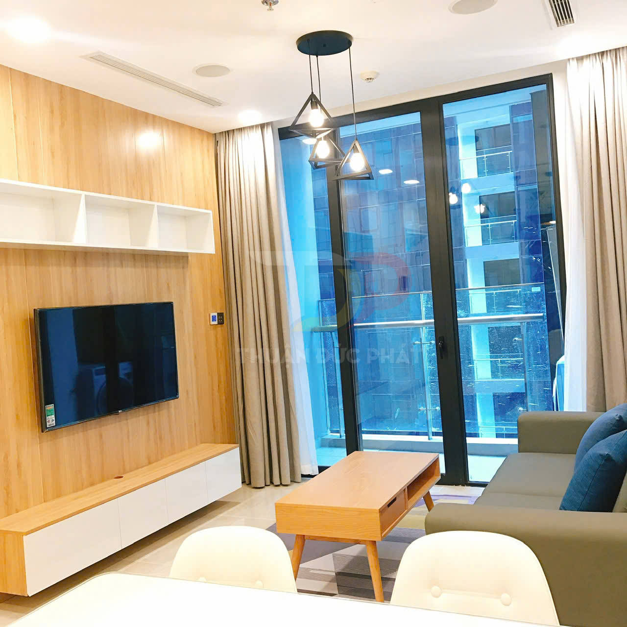 Bán căn hộ 1 phòng ngủ Vinhomes Golden River Aqua 1 full nội thất, view nội khu, giá 9.5 tỷ chi tiết và đánh giá thực tế