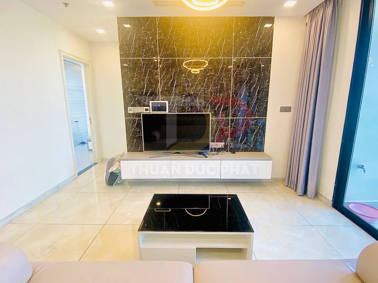 Cho thuê căn hộ Vinhomes Golden River Aqua 3 vòng cung 2 phòng ngủ full nội thất view Landmark 81 giá 31 triệu