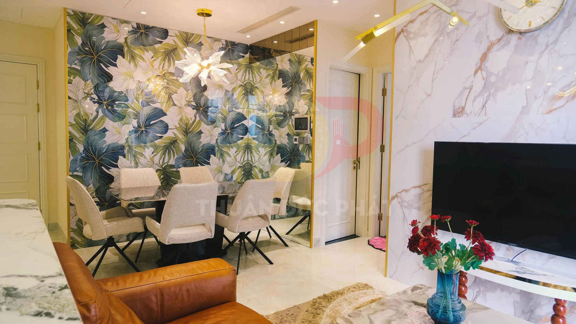 Giấy dán tường hoa lá cỡ lớn trang trí phòng khách và bàn ăn hiện đại trong căn hộ cao cấp