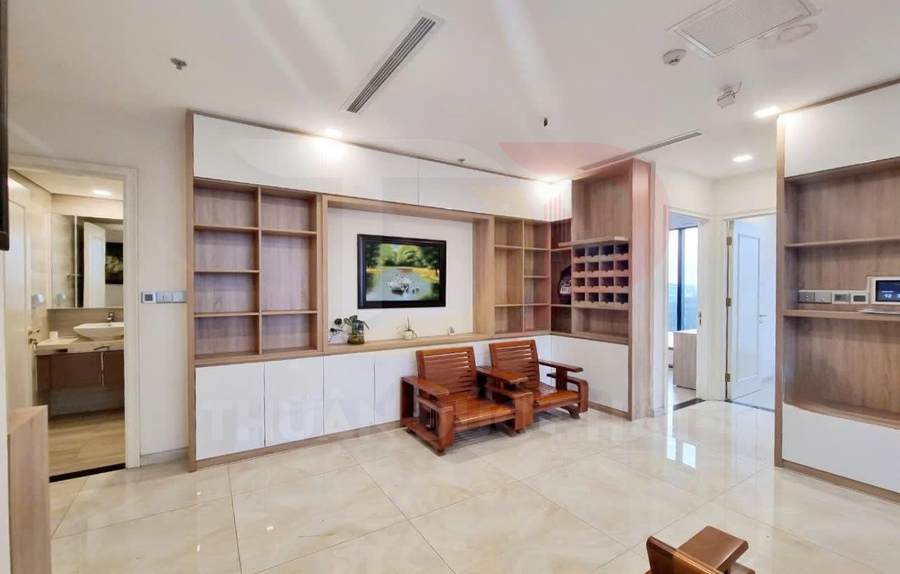 Kệ tủ gỗ phòng khách hiện đại kèm ghế gỗ và bàn nhỏ đặt trước tivi treo tường