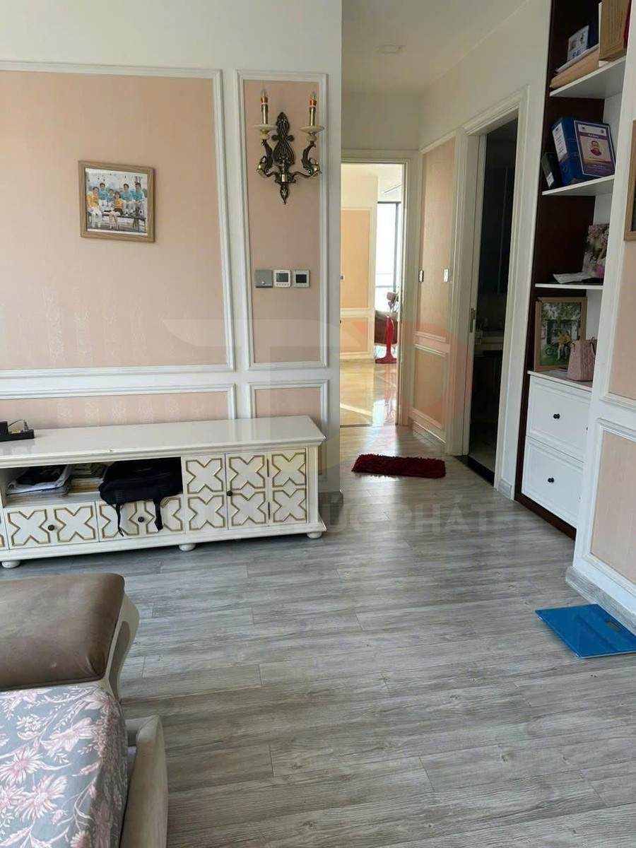 Phòng khách chung cư với kệ tivi gỗ trang trí hoa văn và sàn gỗ màu xám hiện đại