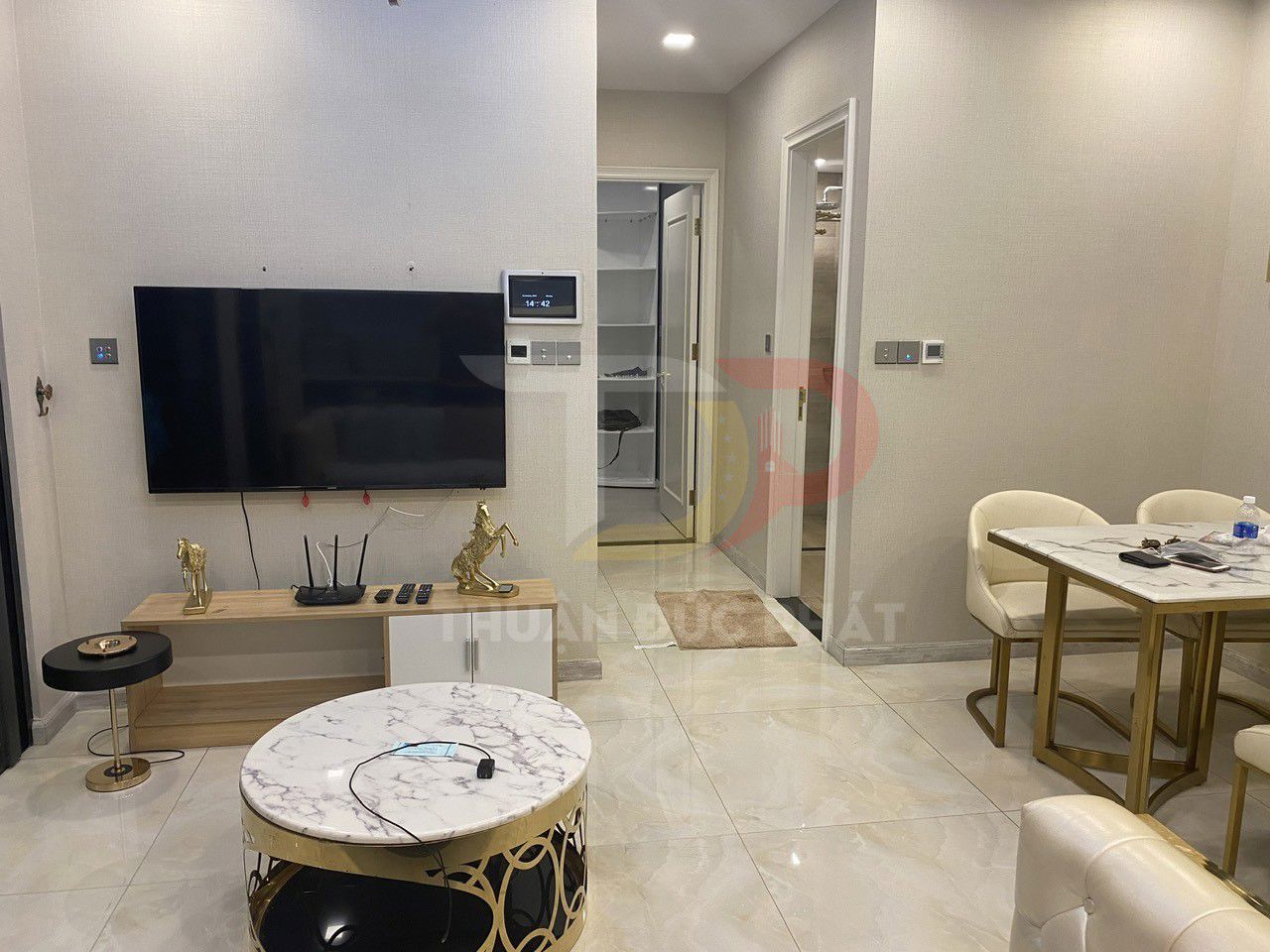 Cho thuê căn hộ Vinhomes Golden River Aqua 1 full nội thất 2 phòng ngủ view Landmark 81 giá 30 triệu NET