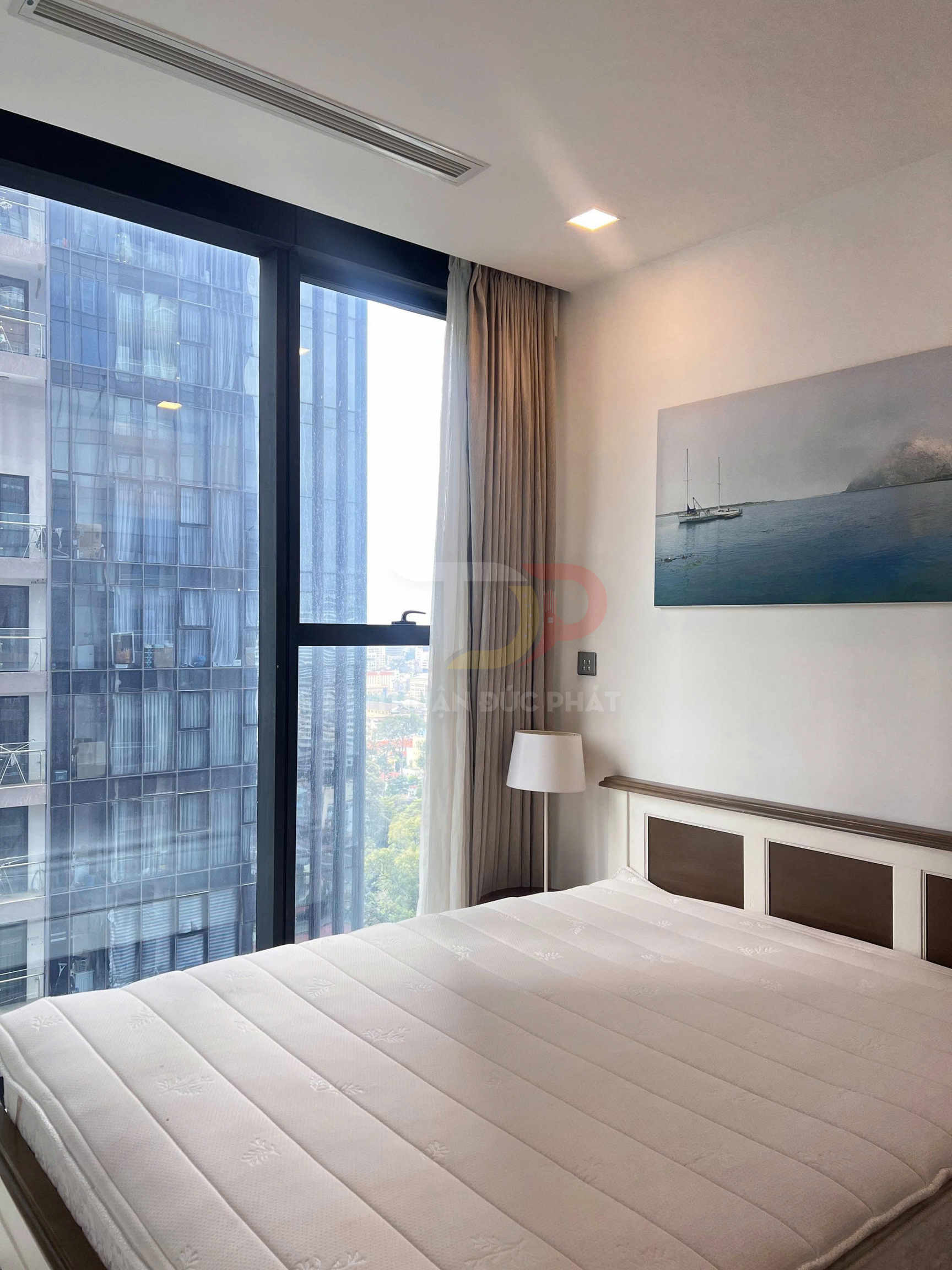 Bán căn hộ Vinhomes Golden River Aqua 1 2 phòng ngủ 83,2 m2 full nội thất giá 19 tỷ