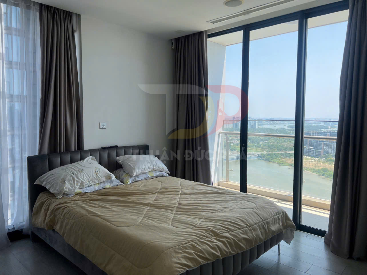 Bán căn hộ Vinhomes Golden River Aqua 2 view sông và Bitexco 3 phòng ngủ diện tích 118.5m2 giá 32 tỷ đầy đủ pháp lý