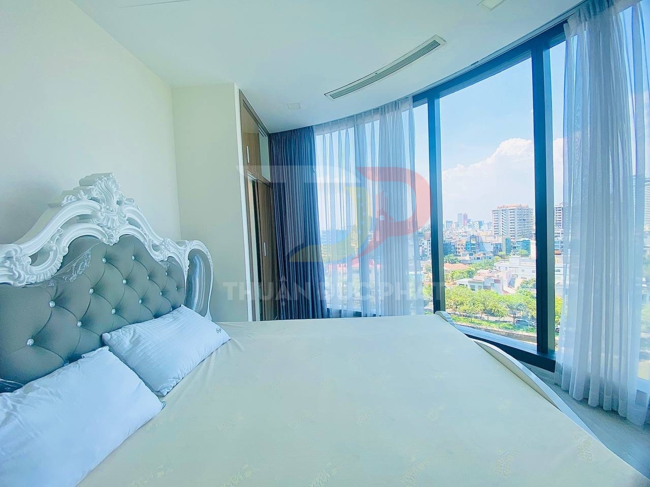 Cho thuê căn hộ Vinhomes Golden River Aqua 3 vòng cung 2 phòng ngủ full nội thất view Landmark 81 giá 31 triệu