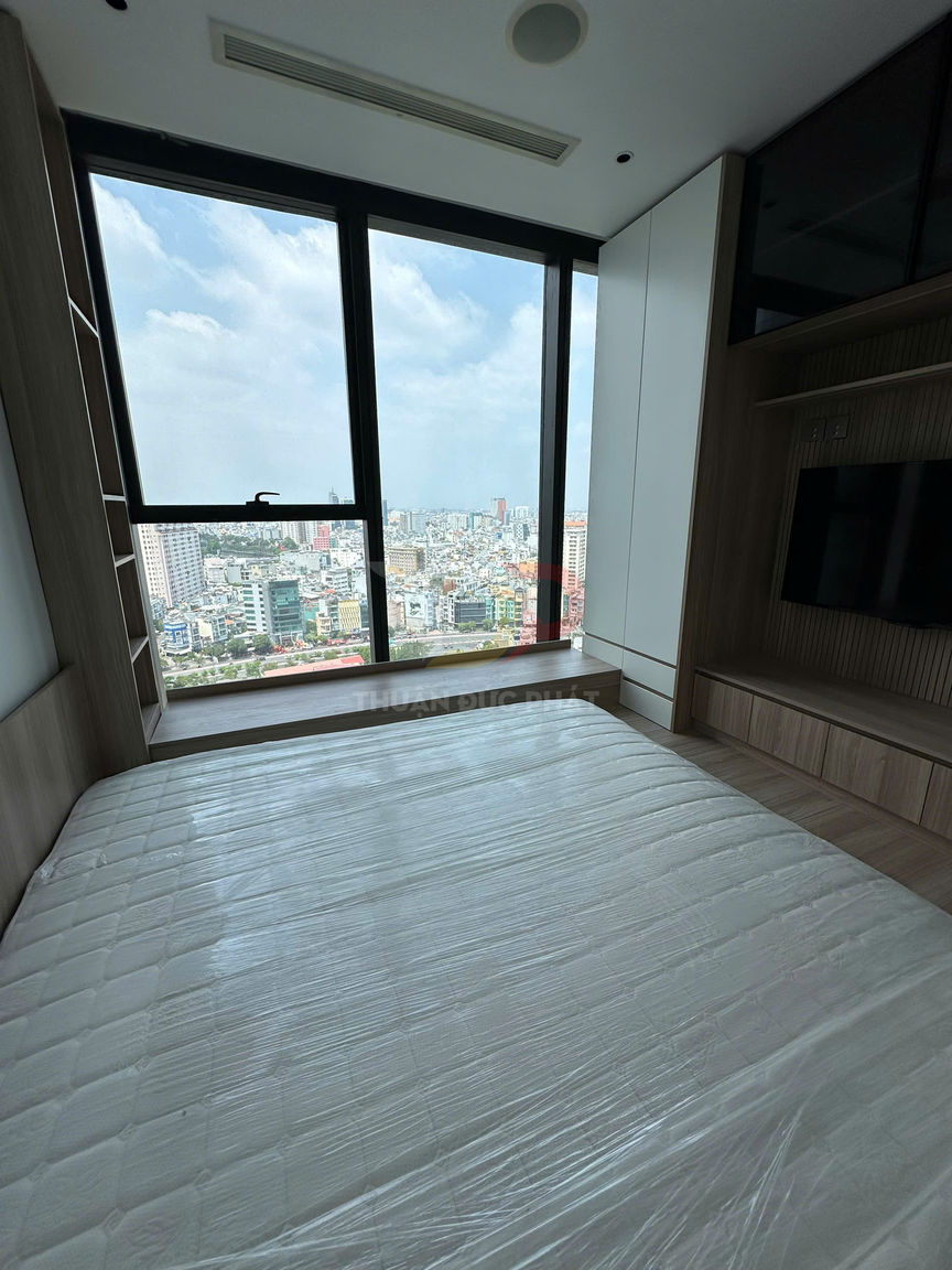 Cho thuê căn hộ Vinhomes Golden River tòa Aqua 3 căn hộ 2 phòng ngủ vòng cung đã sửa hoàn thiện giá 1800 đô la Mỹ mỗi tháng