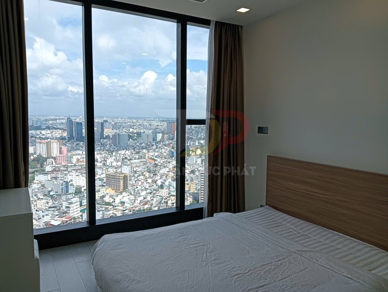 Bán căn hộ 1 phòng ngủ Vinhomes Golden River Aqua 3 full nội thất view thành phố và Thảo Cầm Viên giá 10.5 tỷ