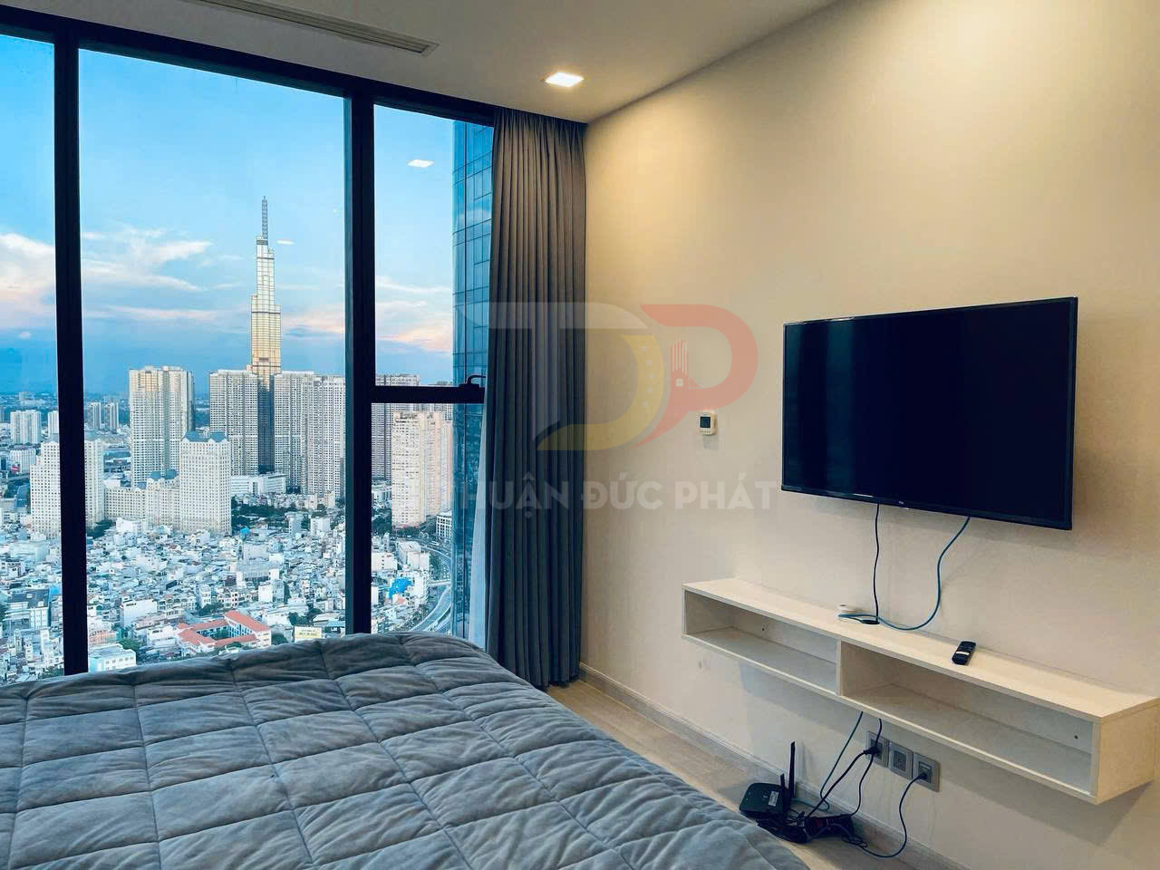 Bán căn hộ Vinhomes Golden River Aqua 1 full nội thất 2 phòng ngủ view Thành Phố và Landmark 81, diện tích 83 m2 giá 17.5 tỷ