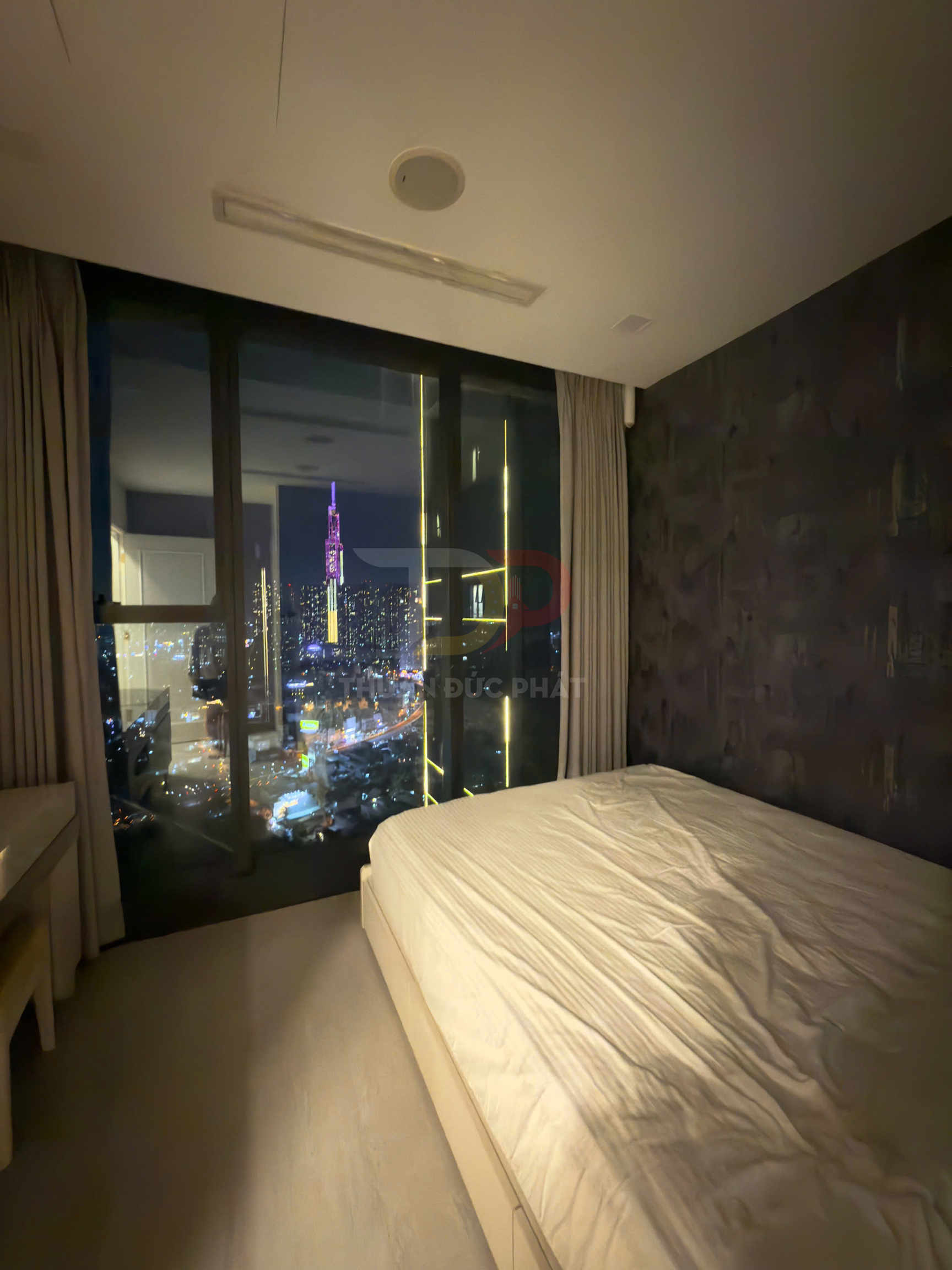 Bán căn hộ Vinhomes Golden River Aqua 3 full nội thất 2 phòng ngủ view Thành phố Landmark 81 giá 13.2 tỷ