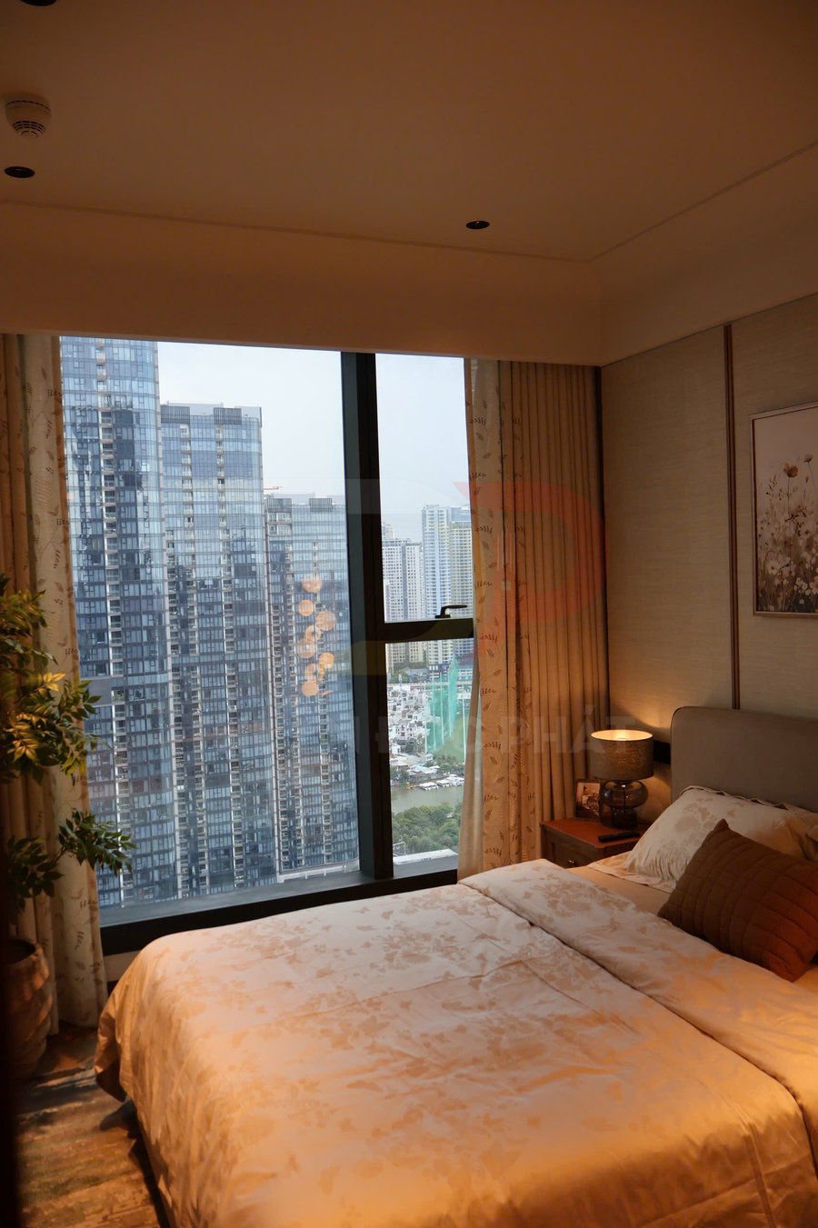 Thuê căn hộ hai phòng ngủ Grand Marina Sài Gòn tòa Sea, diện tích từ 80 đến 100 mét vuông, giá 100 triệu đồng mỗi tháng