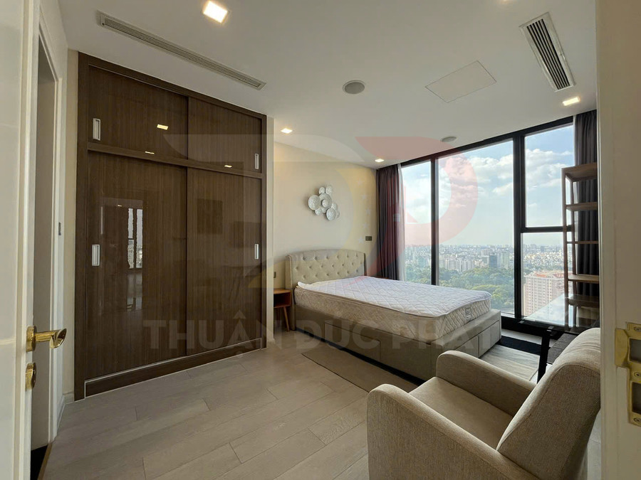 Phòng ngủ chung cư hiện đại với giường đôi, tủ quần áo gỗ lớn và cửa sổ kính toàn cảnh thành phố