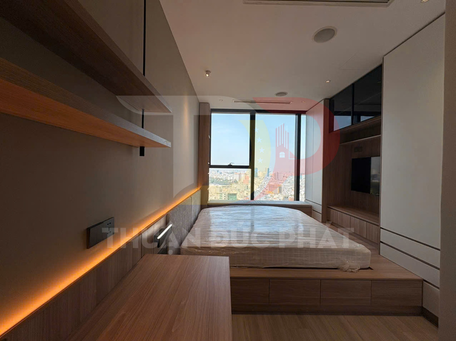 Cho thuê căn hộ Vinhomes Golden River tòa Aqua 3 căn hộ 2 phòng ngủ vòng cung đã sửa hoàn thiện giá 1800 đô la Mỹ mỗi tháng