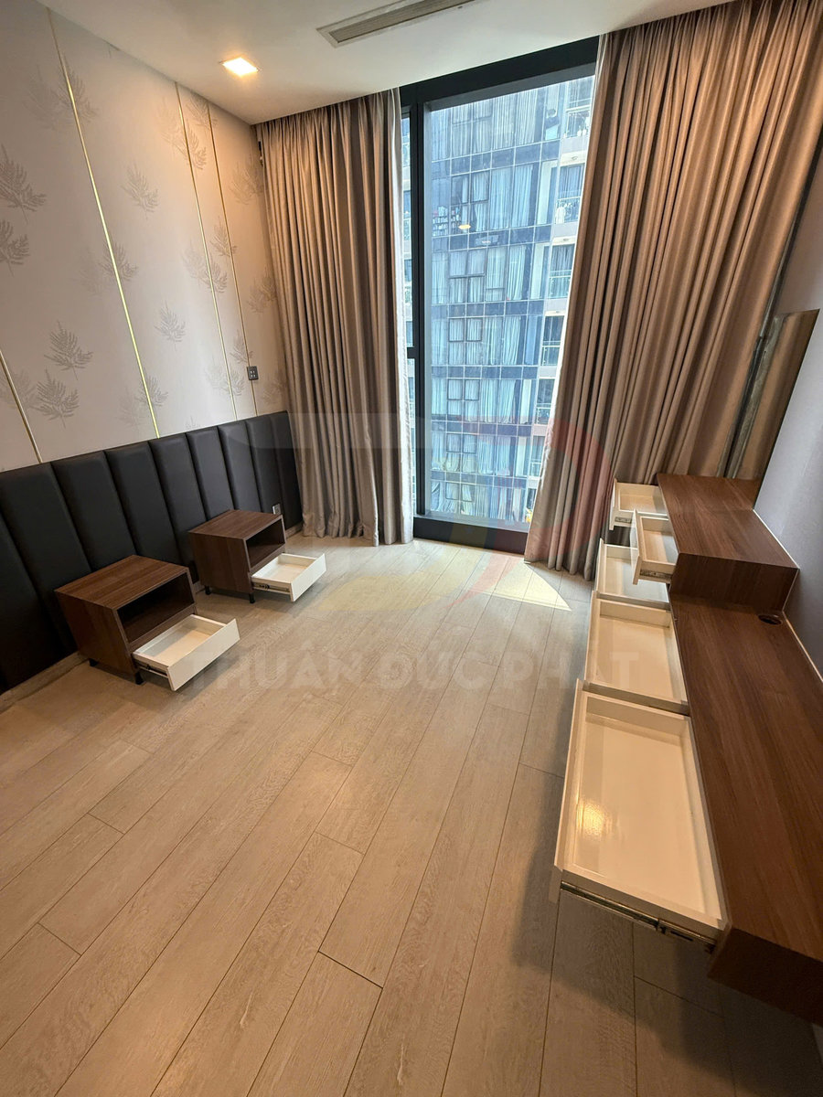 Thuê căn hộ Vinhomes Golden River Aqua 1 3 phòng ngủ view trực diện sông, thành phố và Bitexco, full nội thất đẹp giá 50 triệu Net