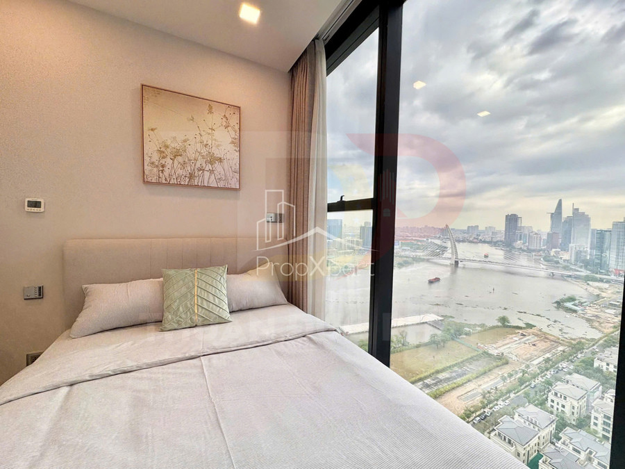 Phòng ngủ chung cư hiện đại với giường đôi cạnh cửa sổ lớn nhìn ra sông và skyline thành phố