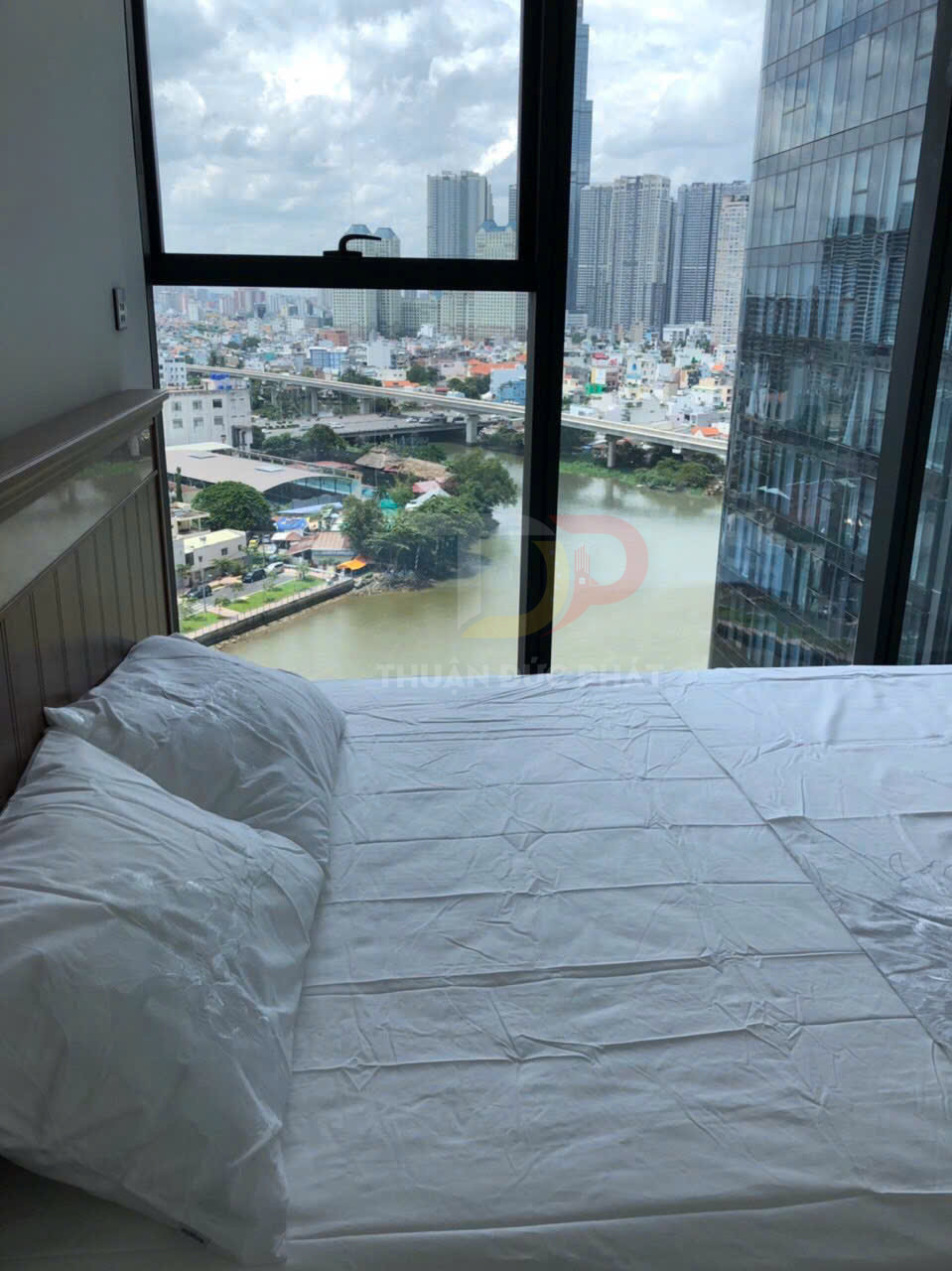 Cho thuê căn hộ Vinhomes Golden River Aqua 1 full nội thất 2 phòng ngủ 83m2 view thành phố và Landmark 81 giá 44 triệu bao thuế