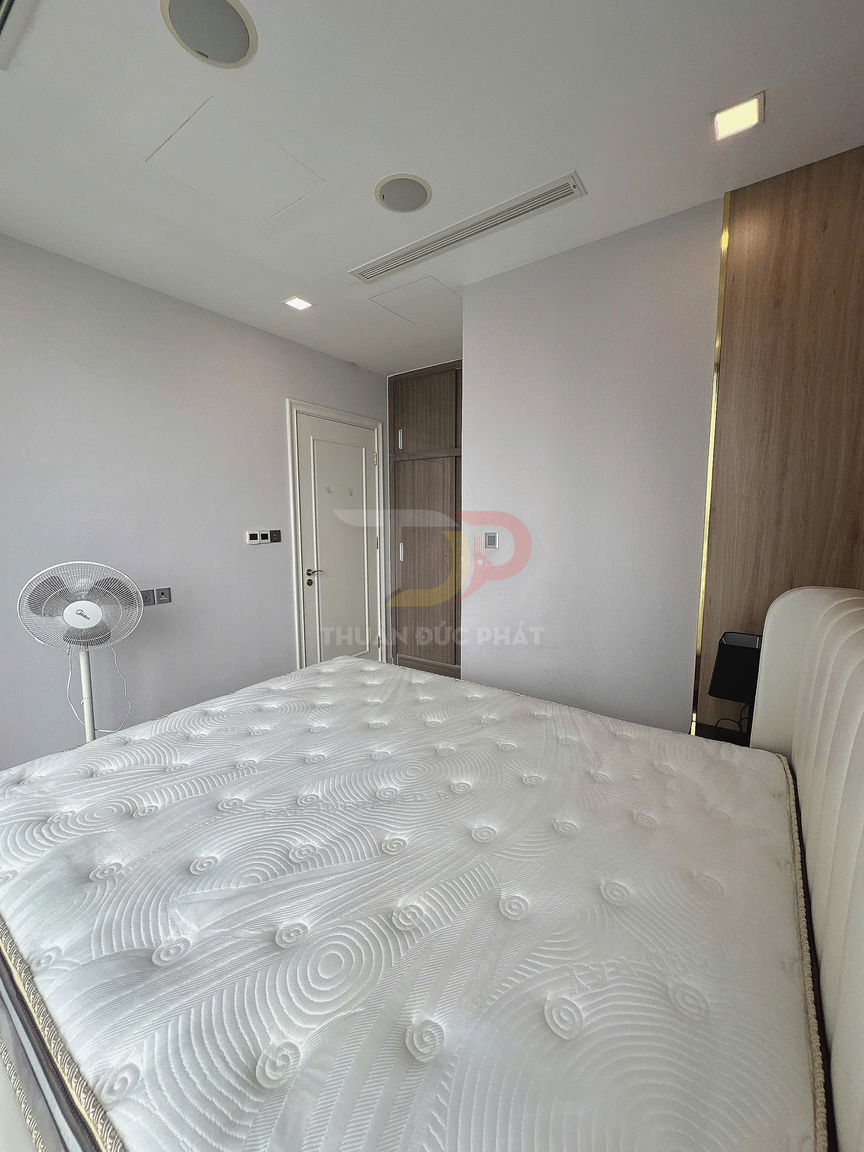 Nệm giường cao cấp màu trắng họa tiết nổi trong phòng ngủ hiện đại sáng sủa