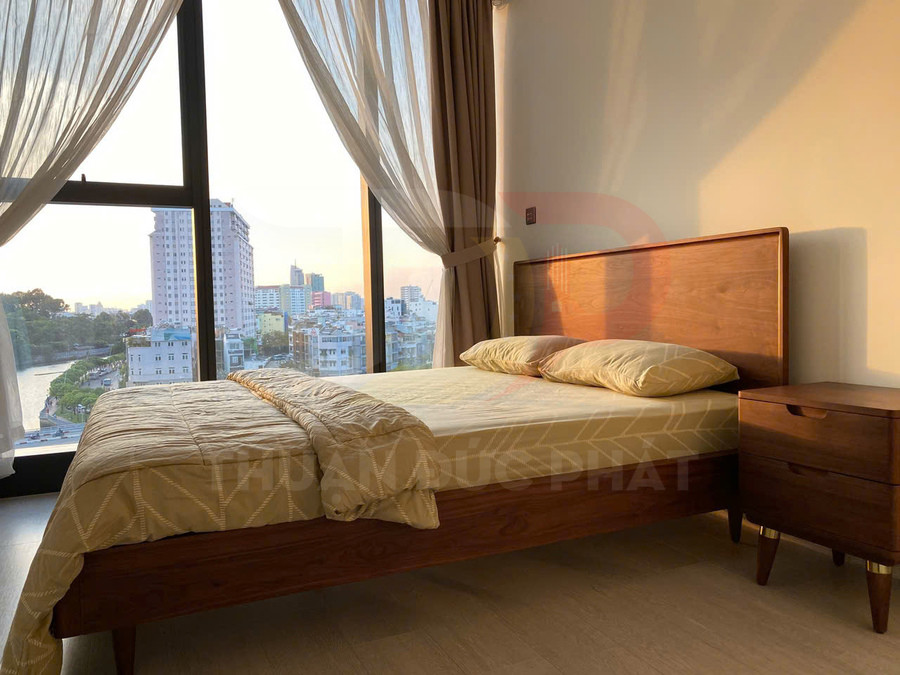Giường ngủ gỗ hiện đại với nệm và chăn ga màu be cạnh cửa sổ lớn view thành phố