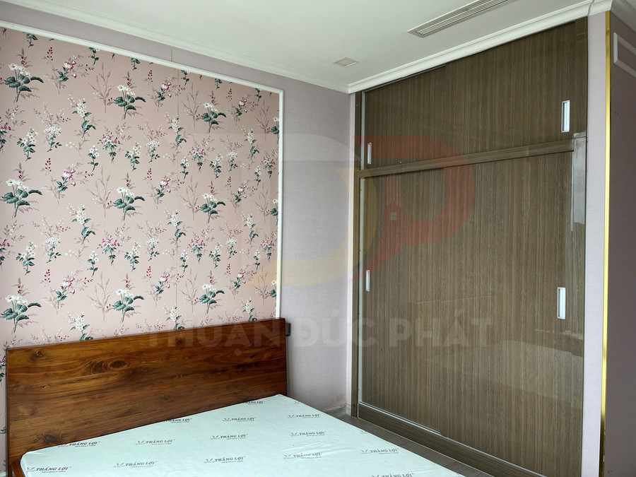 Tủ quần áo cửa lùa gỗ công nghiệp cạnh giường ngủ gỗ và tường dán giấy hoa văn hiện đại