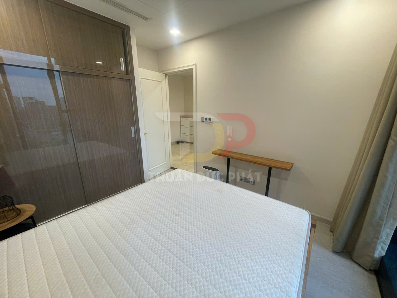 Cho thuê căn hộ 1 phòng ngủ Vinhomes Golden River Aqua 4 full nội thất view sông Bitexco giá 30 triệu bao thuế