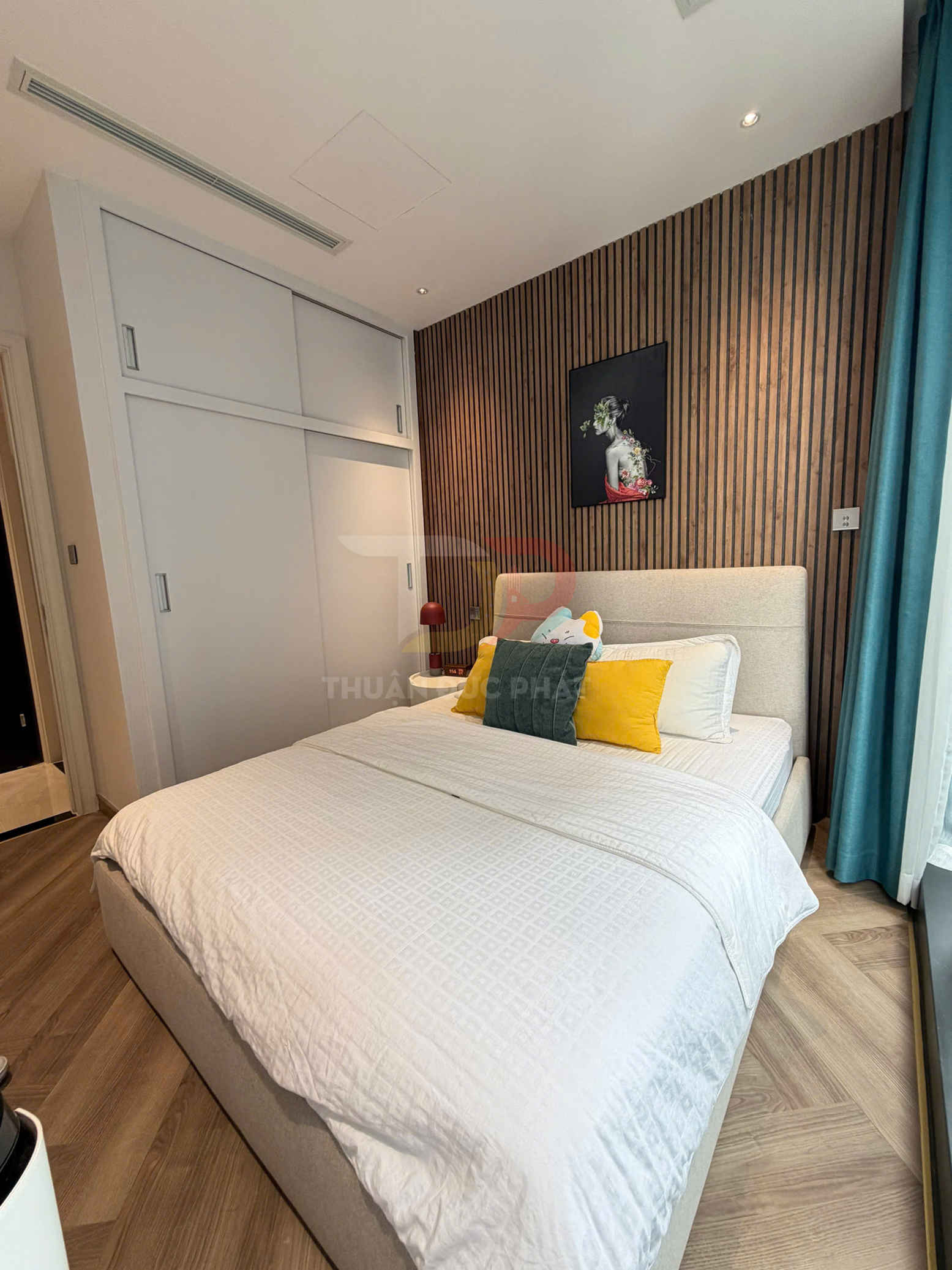 Cho Thuê Căn Hộ Vinhomes Golden River Lux 6, 2 Phòng Ngủ, Full Nội Thất, View Nội Khu Về A1