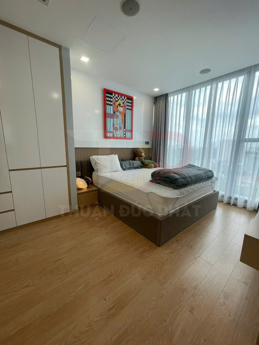Cho Thuê Căn Hộ Vinhomes Golden River 3 Phòng Ngủ Diện Tích 101.5 Mét Vuông View Thảo Cầm Viên Và Landmark 81