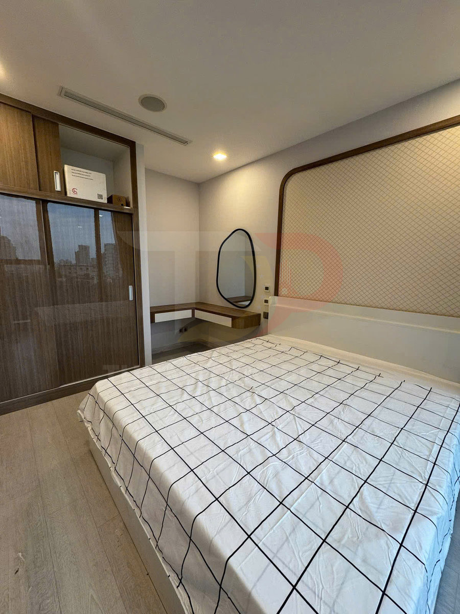 Phòng ngủ hiện đại với giường trải ga kẻ caro trắng đen, tủ quần áo gỗ và bàn trang điểm gắn gương oval