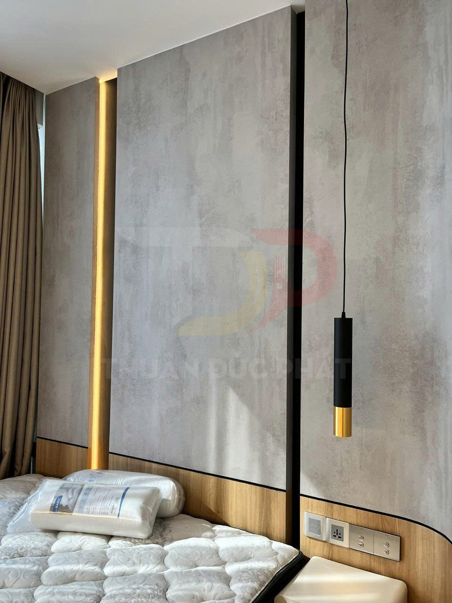 Vách ốp đầu giường phòng ngủ hiện đại màu xi măng với đèn led dọc và đèn thả trang trí tone đen vàng