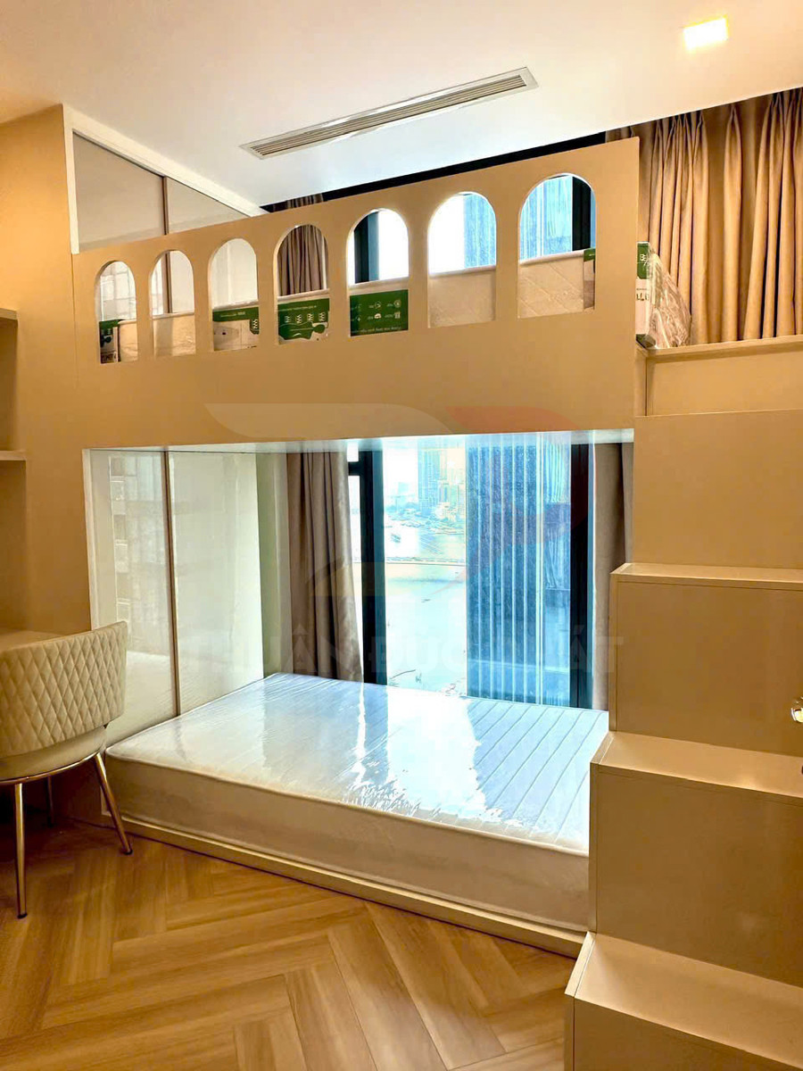 Giường tầng thông minh có nệm mới, cầu thang hộp và cửa sổ lớn trong phòng ngủ nhỏ hiện đại