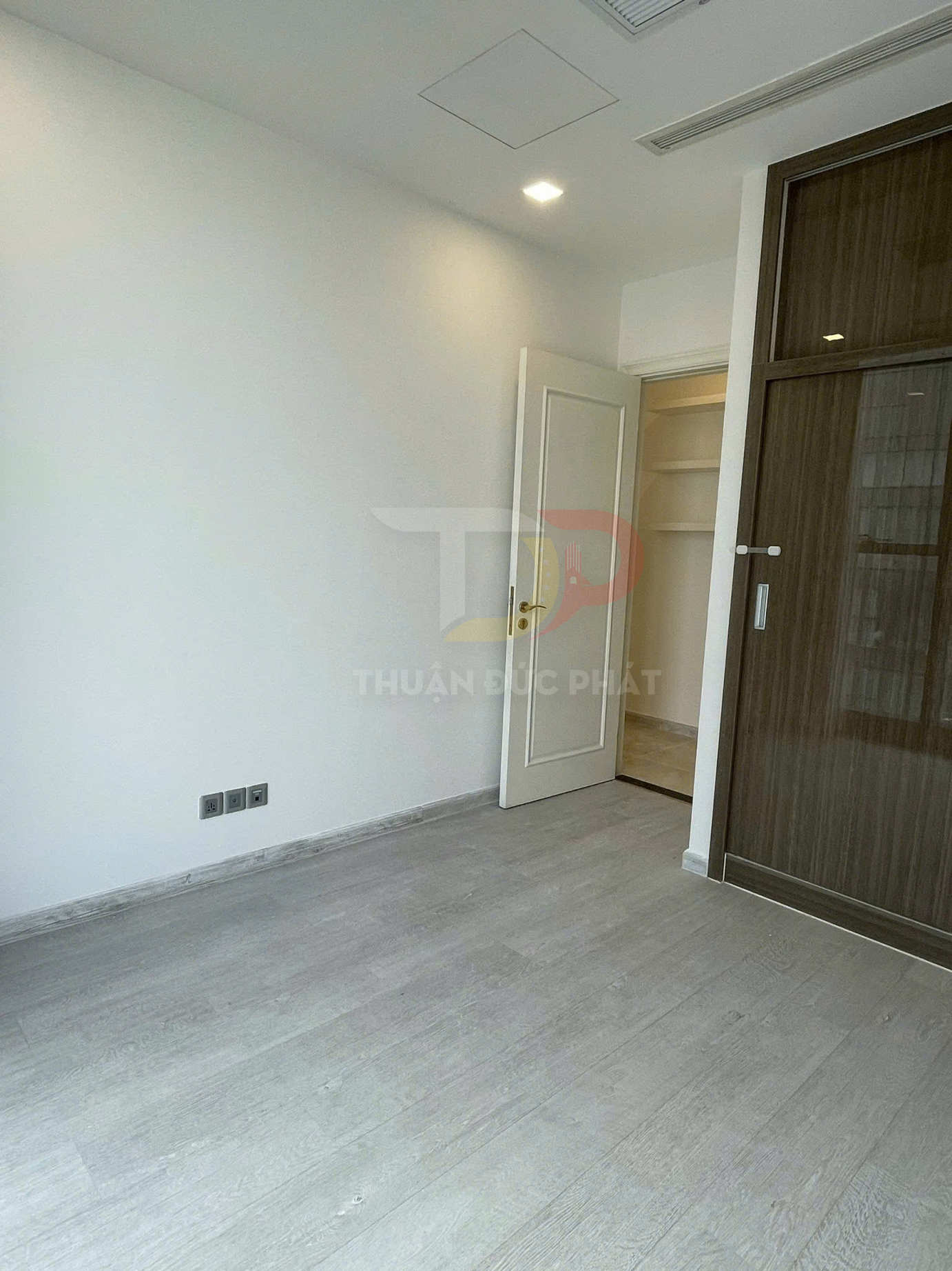 Cho thuê căn hộ Vinhomes Golden River Aqua 3 view sông và Bitexco, 3 phòng ngủ 118m2 nội thất cơ bản giá 45 triệu còn thương lượng