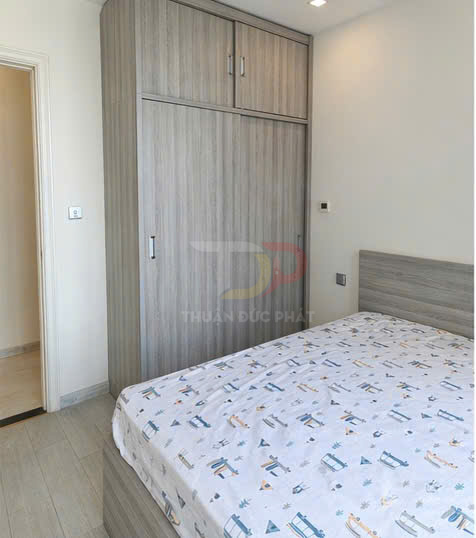Tủ quần áo gỗ công nghiệp màu xám cạnh giường ngủ cùng tông trong phòng ngủ nhỏ hiện đại
