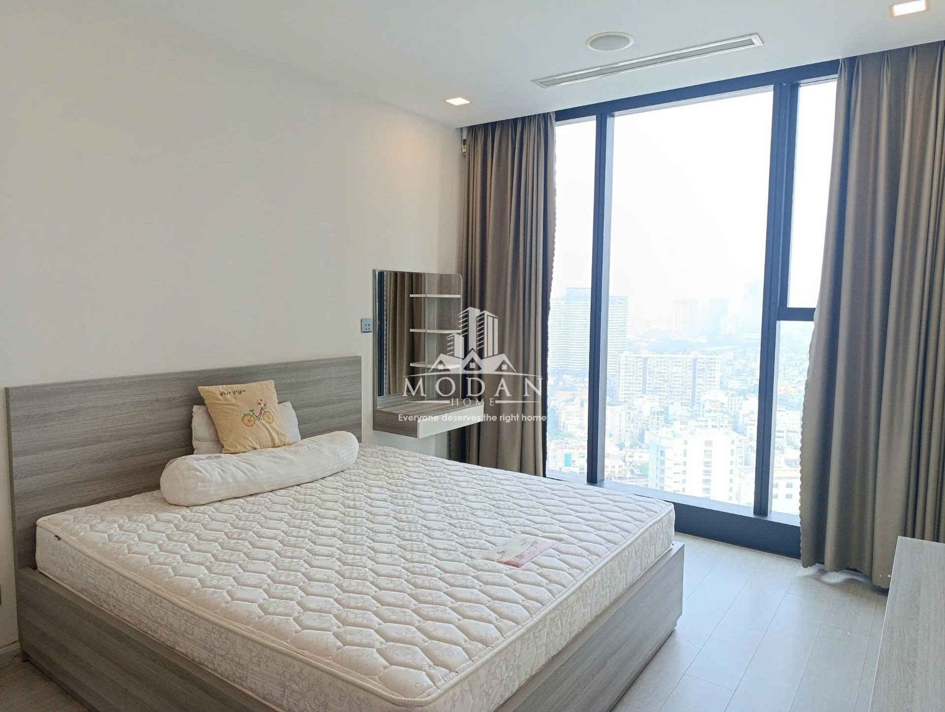 Phòng ngủ chung cư hiện đại với giường gỗ lớn, nệm trắng và cửa sổ kính toàn cảnh thành phố
