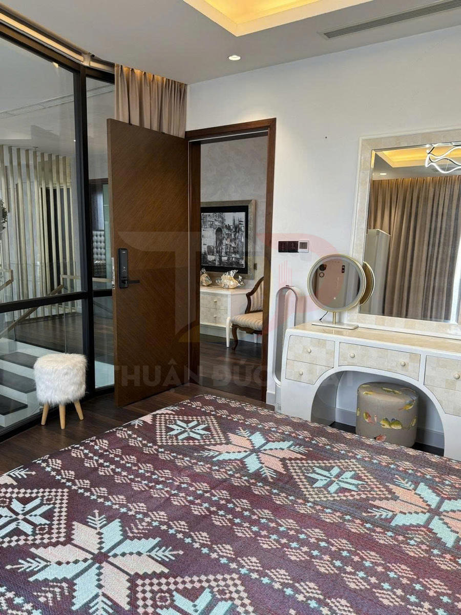 Thảm trải sàn họa tiết bông tuyết màu tím trong phòng ngủ hiện đại có bàn trang điểm trắng
