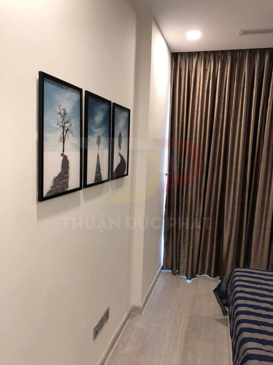 Bộ 3 tranh treo tường phong cảnh cây đơn sắc trong phòng ngủ hiện đại có rèm cửa và giường sọc