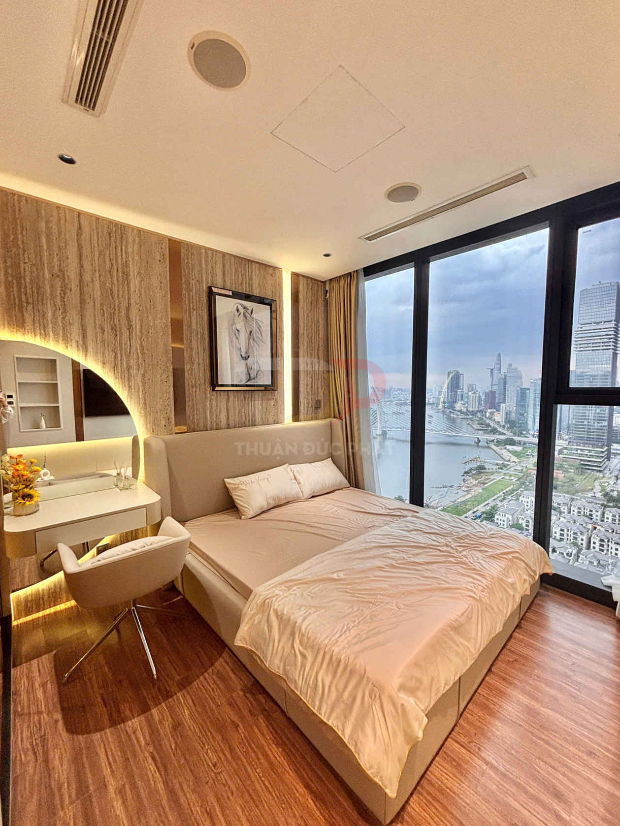 Bán căn hộ Vinhomes Golden River Aqua 2 view trực diện Bitexco, 2 phòng ngủ full nội thất cao cấp, sổ hồng trao tay giá 25 tỷ