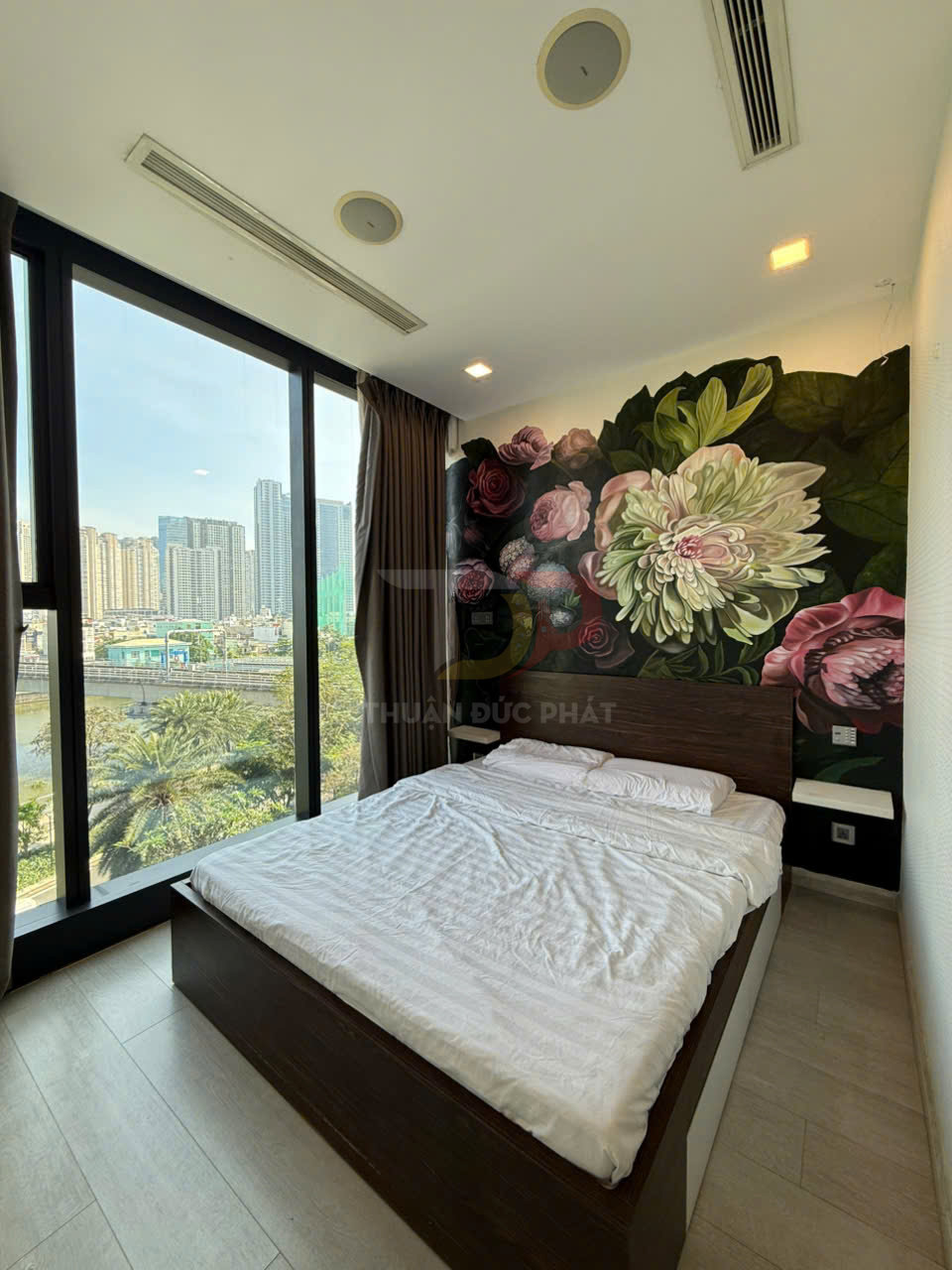 Bán căn hộ Vinhomes Golden River Aqua 4 2 phòng ngủ full nội thất view thành phố diện tích 69.6m2 giá 12.8 tỷ chi tiết mới nhất