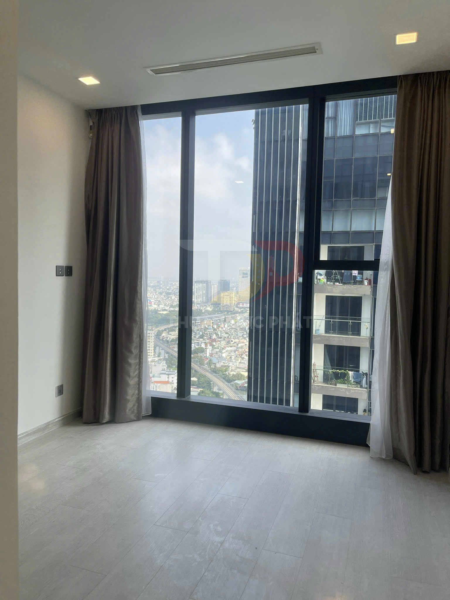 Cho thuê căn hộ Vinhomes Golden River Aqua 3 view sông và Bitexco, 3 phòng ngủ 118m2 nội thất cơ bản giá 45 triệu còn thương lượng