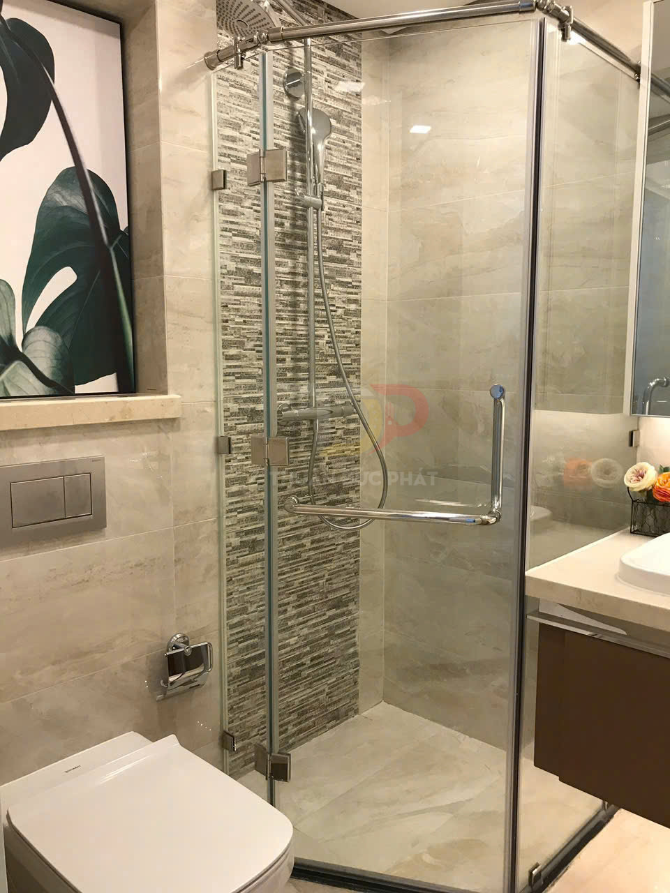 Phòng tắm hiện đại với buồng tắm kính cường lực, vòi sen inox và bồn cầu cạnh lavabo