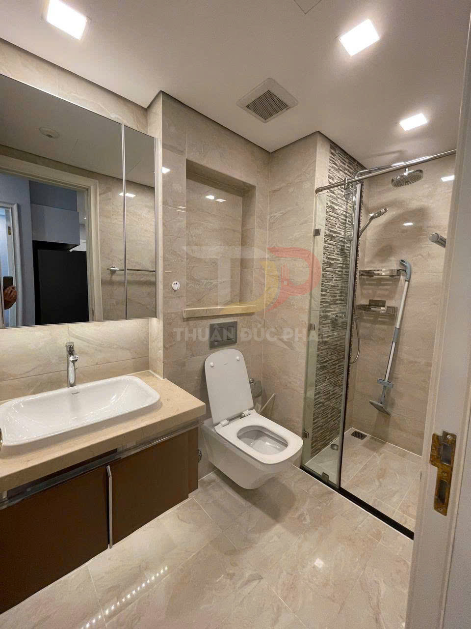 Cho Thuê Căn Hộ Vinhomes Golden River Aqua 1 Full Nội Thất 1 Phòng Ngủ 50m2 View Nội Khu Giá 27 Triệu Net