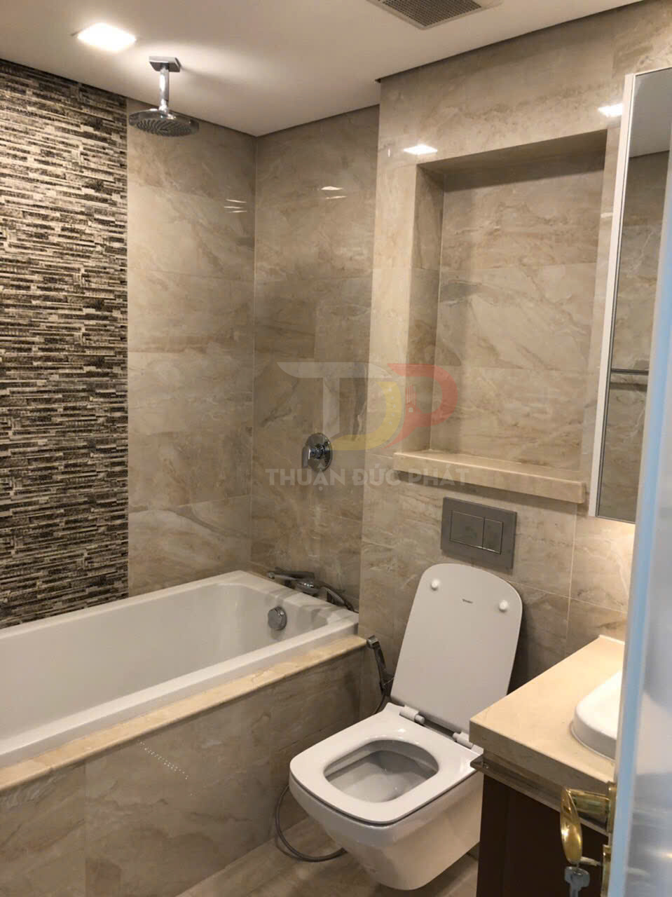 Cho thuê căn hộ Vinhomes Golden River Aqua 1 full nội thất 2 phòng ngủ 83m2 view thành phố và Landmark 81 giá 44 triệu bao thuế