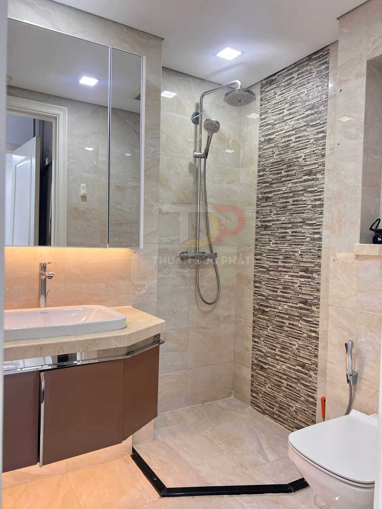 Bán căn hộ Vinhomes Golden River Aqua 2 full nội thất 2 phòng ngủ view Landmark 81 giá 11.5 tỷ chi tiết đầy đủ nhất