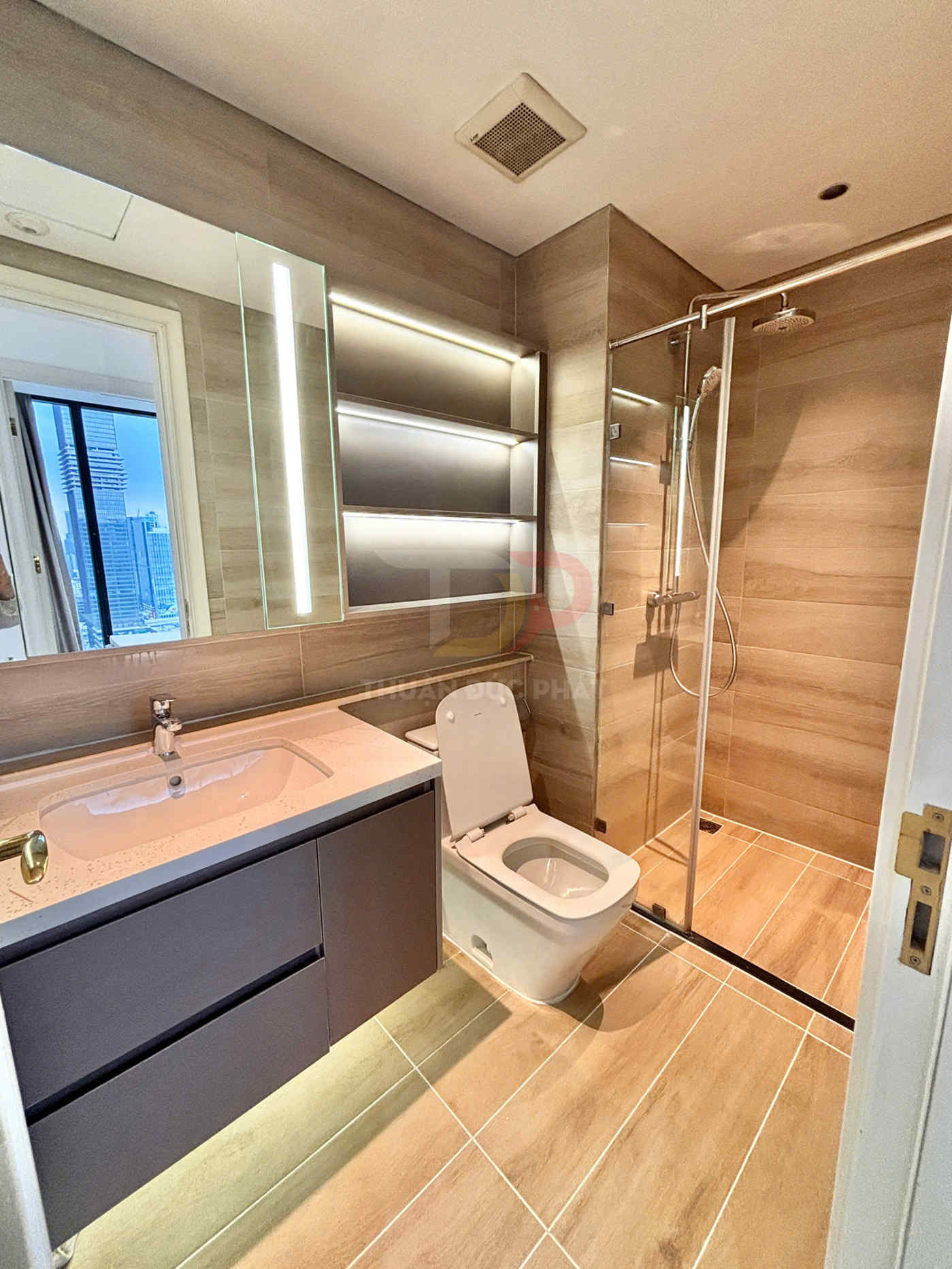 Bán căn hộ Vinhomes Golden River Aqua 2 view trực diện Bitexco, 2 phòng ngủ full nội thất cao cấp, sổ hồng trao tay giá 25 tỷ