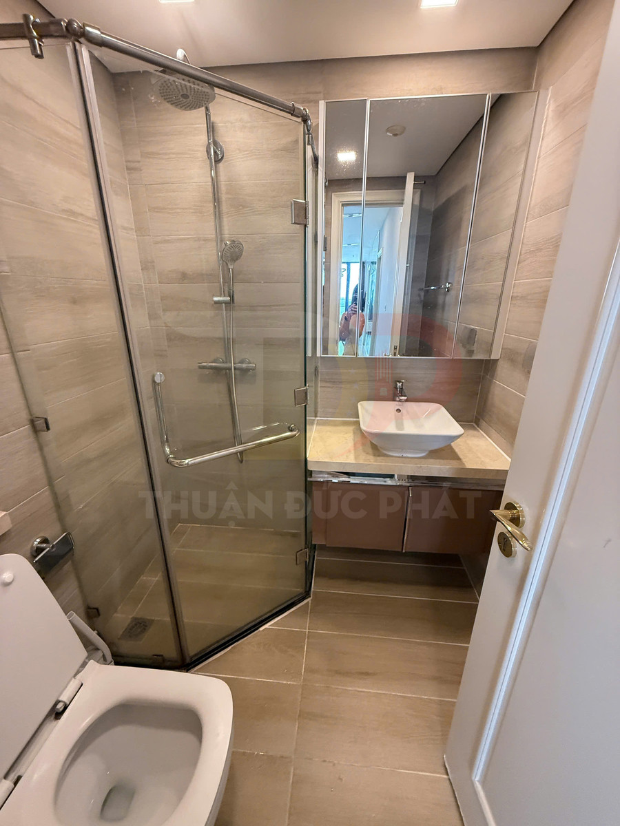 Thuê căn hộ Vinhomes Golden River Aqua 1 3 phòng ngủ view trực diện sông, thành phố và Bitexco, full nội thất đẹp giá 50 triệu Net