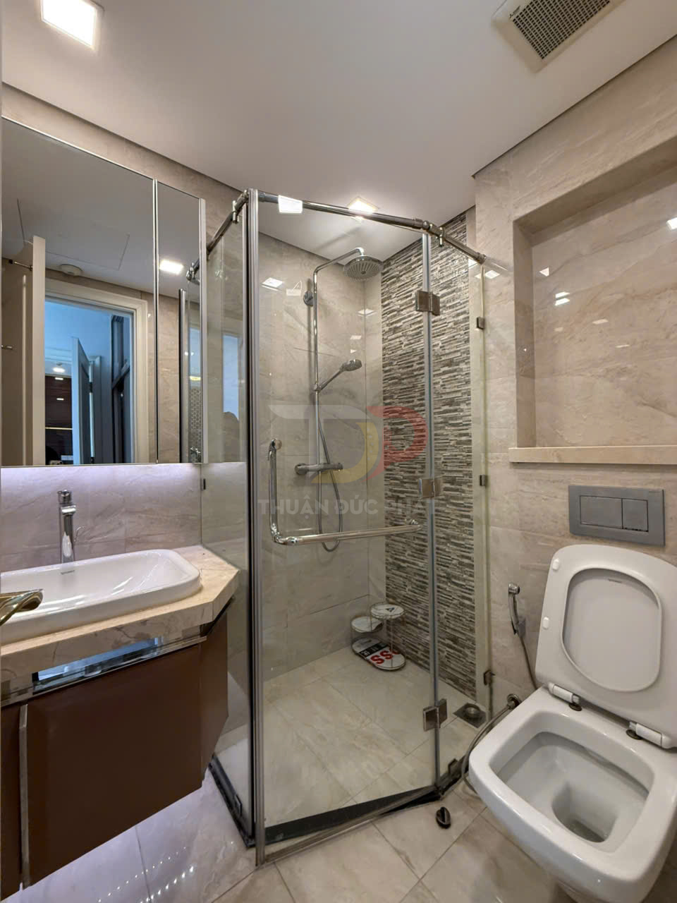 Bán căn hộ Vinhomes Golden River Aqua 4 2 phòng ngủ full nội thất view thành phố diện tích 69.6m2 giá 12.8 tỷ chi tiết mới nhất