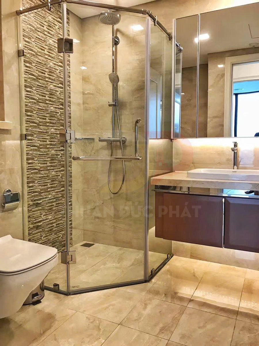 Phòng tắm hiện đại với vách kính tắm đứng, vòi sen cây, bồn cầu treo tường và tủ lavabo gỗ