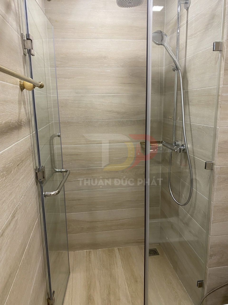 Cho thuê căn hộ Vinhomes Golden River Aqua 1 full nội thất 2 phòng ngủ view Landmark 81 giá 30 triệu NET