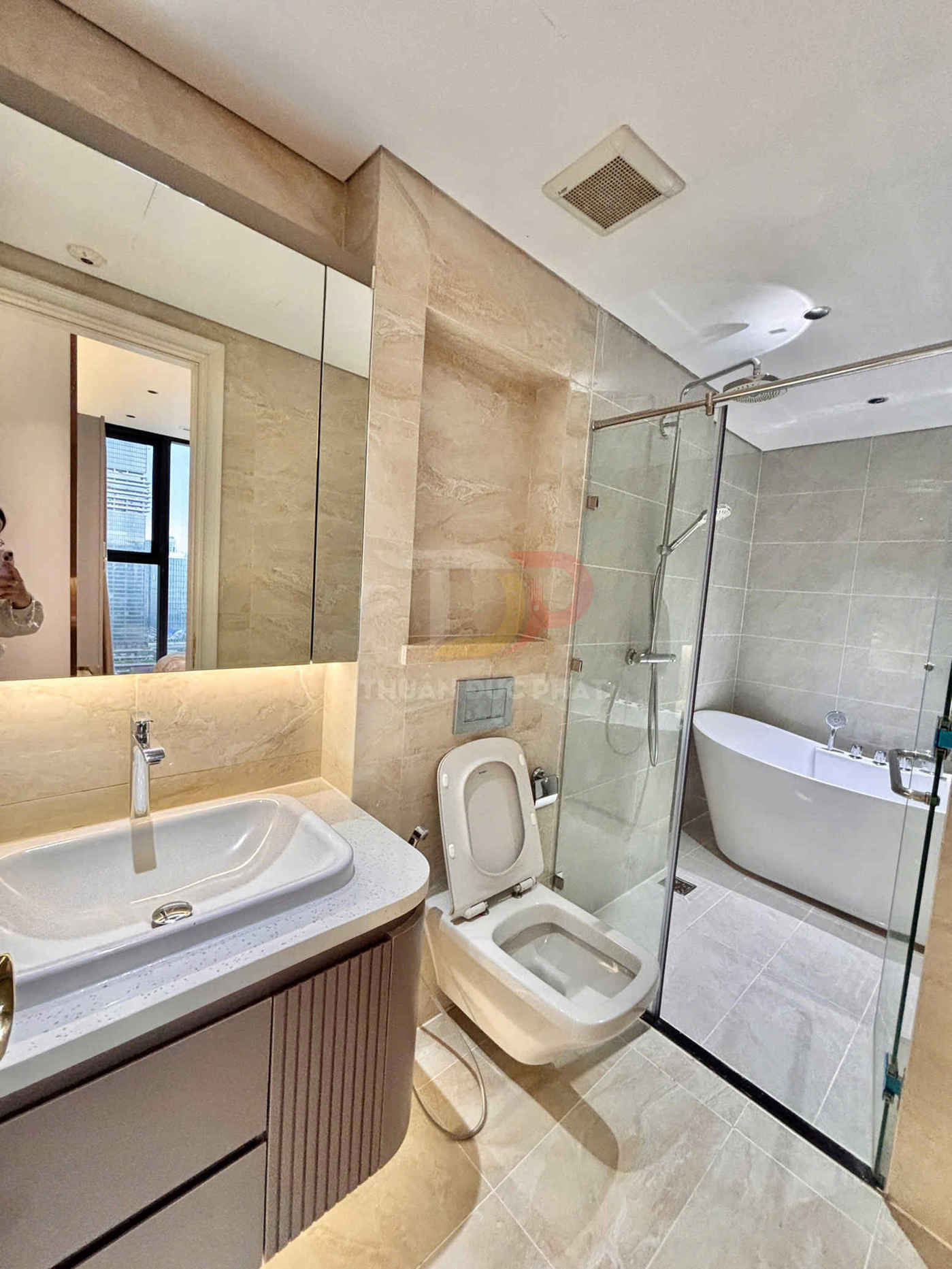 Bán căn hộ Vinhomes Golden River Aqua 2 view trực diện Bitexco, 2 phòng ngủ full nội thất cao cấp, sổ hồng trao tay giá 25 tỷ