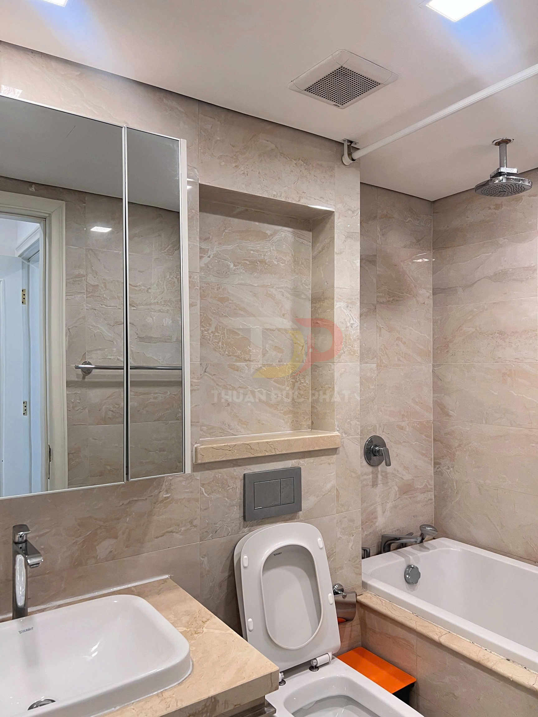 Bán căn hộ Vinhomes Golden River Aqua 1 2 phòng ngủ 83,2 m2 full nội thất giá 19 tỷ