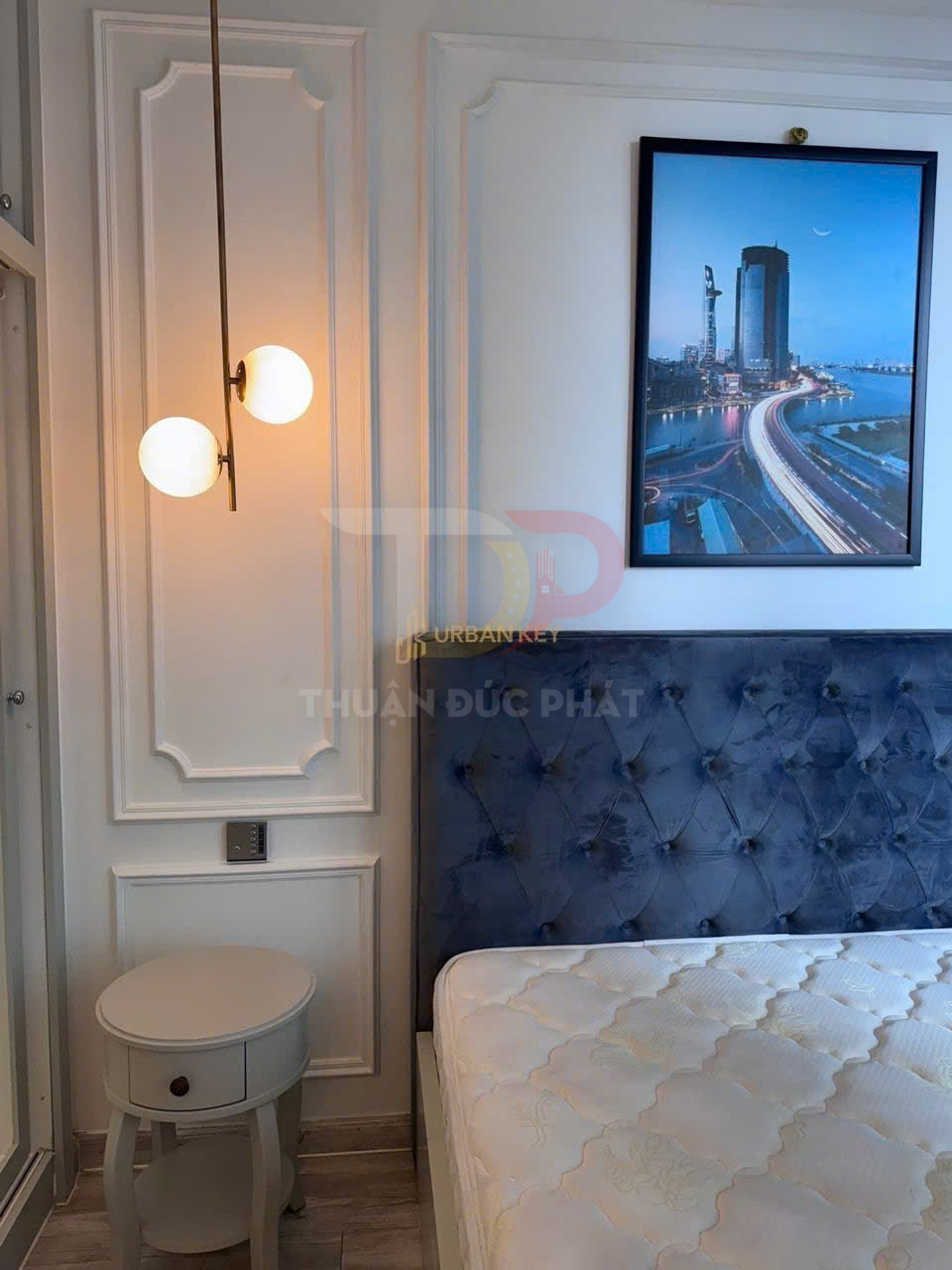 Cho Thuê Căn Hộ Vinhomes Golden River Lux 6 Hai Phòng Ngủ Full Nội Thất, View Thành Phố Và Nội Khu A1, Giá 33 Triệu Đồng
