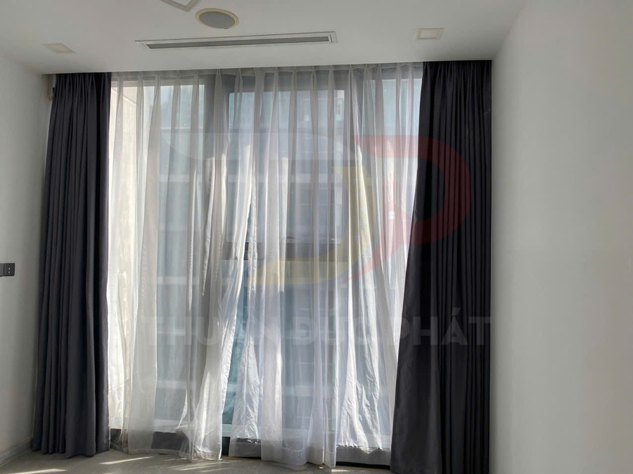 Rèm cửa hai lớp màu trắng và xám che cửa kính lớn trong phòng ngủ hiện đại